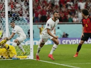 Pemain Timnas Maroko bergembira menyambut gol pertama mereka ke gawang Timnas Belgia