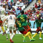 Pemain Serbia melakukan serangan ke gawang Kamerun