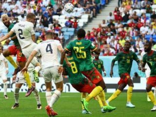 Pemain Serbia melakukan serangan ke gawang Kamerun