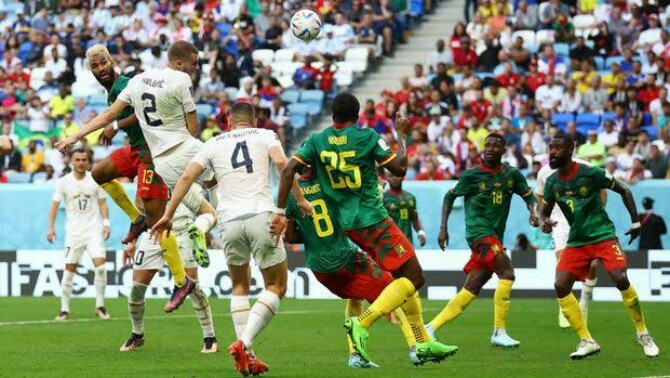 Pemain Serbia melakukan serangan ke gawang Kamerun