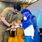 Walikota Medan, Bobby Afif Nasution berikan alat bantu bagi penyandang disabilitas