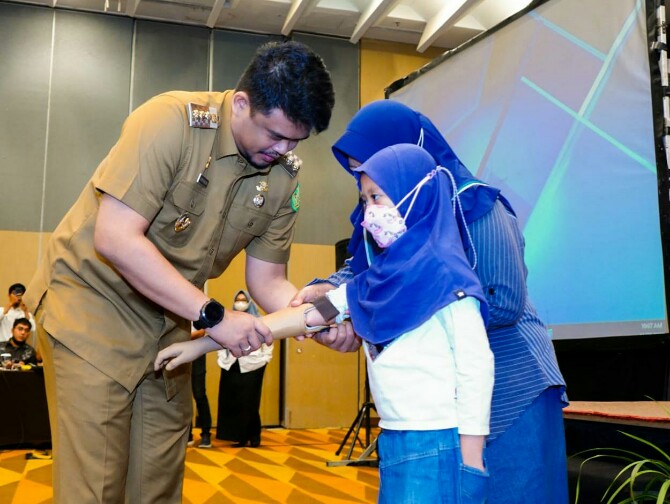 Walikota Medan, Bobby Afif Nasution berikan alat bantu bagi penyandang disabilitas