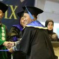 Dekan FIS UINSU Prof Dr Abdurrahman meyudisium Muhammad Ichsan, alumni Prodi Ilmu Komunikasi. Ichsan menjadi salah satu dari 310 mahasiswa FIS UINSU yang lulus pada tahun ini.(ist)