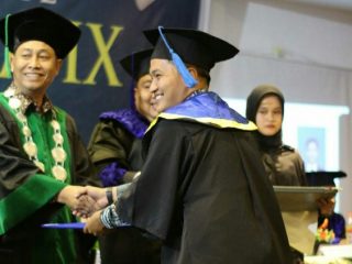 Dekan FIS UINSU Prof Dr Abdurrahman meyudisium Muhammad Ichsan, alumni Prodi Ilmu Komunikasi. Ichsan menjadi salah satu dari 310 mahasiswa FIS UINSU yang lulus pada tahun ini.(ist)