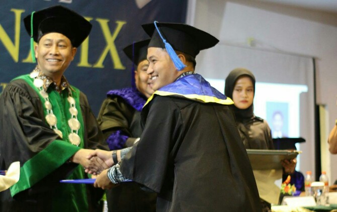 Dekan FIS UINSU Prof Dr Abdurrahman meyudisium Muhammad Ichsan, alumni Prodi Ilmu Komunikasi. Ichsan menjadi salah satu dari 310 mahasiswa FIS UINSU yang lulus pada tahun ini.(ist)