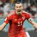 Penyerang Wales, Gareth Bale harus mengerahkan seluruh kemampuannya saat melawan Inggris