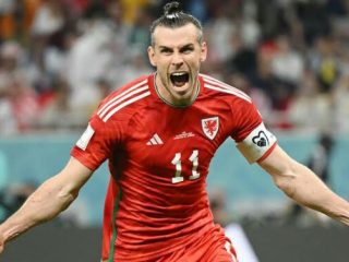 Penyerang Wales, Gareth Bale harus mengerahkan seluruh kemampuannya saat melawan Inggris