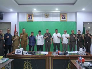 Kepala Kejaksaan Tinggi Sumatera Utara (Kajati Sumut) Idianto, SH, MH membuka kegiatan Rapat Koordinasi Pengawasan Aliran Kepercayaan dan Aliran Keagamaan dalam Masyarakat (Pakem) Tingkat Provinsi Sumatera Utara di aula lantai 2 Kantor Kejati Sumut, Senin (28/11/2022).
