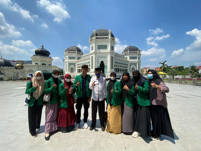 Mahasiswa SPI FIS UINSU berkunjung ke Masjid Raya Al Mahsun Medan, situs sejarah yang ada di Kecamatan Medan Kota saat melaksanakan PKL.(ist)