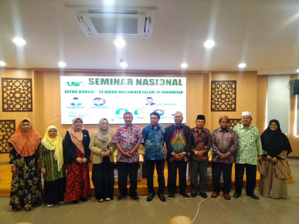 Narasumber Seminar Nasional Situs Bongal berfoto bersama dalam seminar di Aula FIS UINSU, Kamis (3/11/2022).