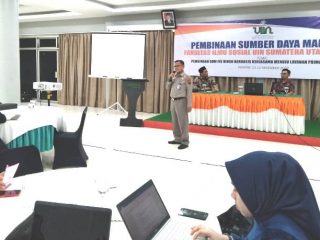 Dr. Ahmad Rudy Sihaloho, MA, saat menyampaikan materinya dalam Pembinaan SDM FIS UINSU.(ist)
