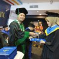 Dekan FIS Prof Dr Abdurrahman memberikan ucapan selamat pada salah satu peserta yudisium (ist)