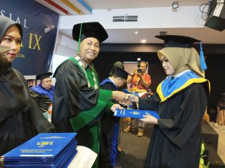 Dekan FIS Prof Dr Abdurrahman memberikan ucapan selamat pada salah satu peserta yudisium (ist)