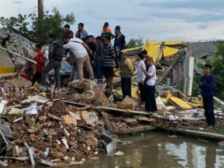 Jumlah korban bencana gempa bumi berkekuatan 5,6 magnitudo terus bertambah. Bahkan berdasarkan data terbaru, jumlah korban meninggal mencapai 162 orang.