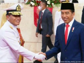 Presiden Joko Widodo atau Jokowi memberikan pesan kepada Kepala Staf TNI Angkatan Laut atau KSAL Laksamana Muhammad Ali yang resmi dilantik pada Rabu (28/12/2022).