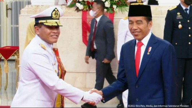 Presiden Joko Widodo atau Jokowi memberikan pesan kepada Kepala Staf TNI Angkatan Laut atau KSAL Laksamana Muhammad Ali yang resmi dilantik pada Rabu (28/12/2022).