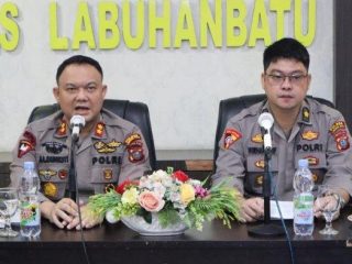 Kapolres Lab Batu AKBP Anhar Arlia Rangkuti (kiri) ditunjuk menjadi Kapolres Blitar.