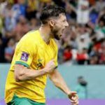 M Leckie melakukan selebrasi usai mencetak gol ke gawang Denmark. Australia melaju ke babak 16 besar dengan status runner up grup D Piala Dunia 2022 (foto:google)