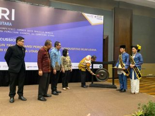 Staf Ahli Gubsu Agus Tripriyono didampingi Ketua PHRI BPD Sumut Denny S Wardhana, memukul gong tanda dimulainya Rakerda PHRI kedua di Hotel Santika, Kamis (1/12/2022).