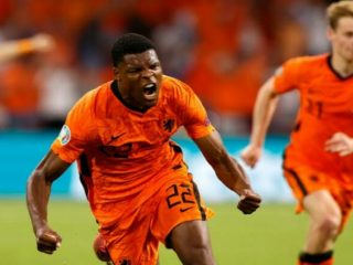 D Dumfries menjadi man of the match timnya saat melawan Amerika Serikat di babak 16 besar setelah menyumbang satu gol dan assist bagi kemenangan 3-1 Belanda