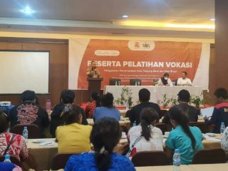 Plt Rektor UINSU diwakili WR IV UINSU Dr Maraimbang membuka pelatihan vokasi pengelolaan sampah kerjasama UINSU dengan Kementerian PUPR di Medan, Senin (5/12/2022).