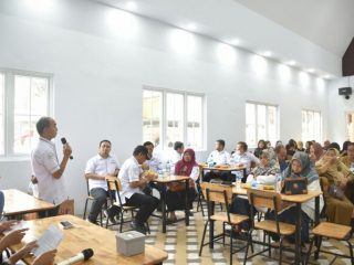 Dekan FIP Unimed Prof Yusnadi (berdiri) memberikan sambutan