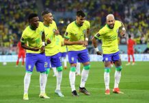 Para pemain Brazil merayakan kemenangannya atas Korea Selatan