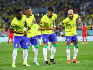 Para pemain Brazil merayakan kemenangannya atas Korea Selatan