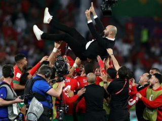 Para pemain dan official tim Maroko bersuka cita usai menang 3-0 atas Spanyol lewat drama adu pinalti
