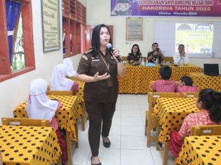 Masih dalam rangkaian memeriahkan Hari Anti Korupsi Sedunia (Hakordia) Tahun 2022, Kejaksaan Tinggi Sumatera Utara melalui Bidang Penerangan Hukum (Penkum) pada Asintel menggelar Penyuluhan Hukum dalam program Jaksa Masuk Sekolah