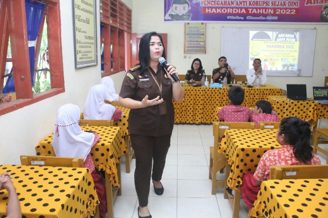 Masih dalam rangkaian memeriahkan Hari Anti Korupsi Sedunia (Hakordia) Tahun 2022, Kejaksaan Tinggi Sumatera Utara melalui Bidang Penerangan Hukum (Penkum) pada Asintel menggelar Penyuluhan Hukum dalam program Jaksa Masuk Sekolah