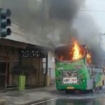 Bus Trans Metro Deli terbakar di Jalan Jamin Ginting, Medan, Kamis (8/12/2022). Diduga kejadian ini akibat korslerting listrik.
