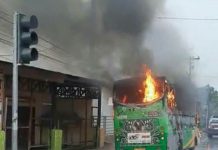 Bus Trans Metro Deli terbakar di Jalan Jamin Ginting, Medan, Kamis (8/12/2022). Diduga kejadian ini akibat korslerting listrik.
