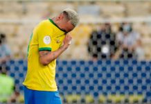Penyerang Timnas Brasil, Neymar Jr tak bisa menahan tangisnya ketika timnya kalah lewat adu pinalti 2-4 dari Kroasia di babak 8 besar Piala Dunia 2022, Jumat (9/12/2022)