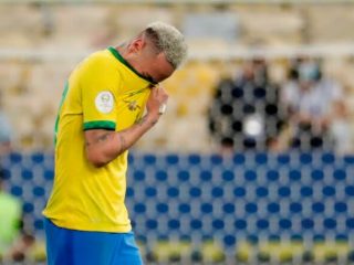 Penyerang Timnas Brasil, Neymar Jr tak bisa menahan tangisnya ketika timnya kalah lewat adu pinalti 2-4 dari Kroasia di babak 8 besar Piala Dunia 2022, Jumat (9/12/2022)