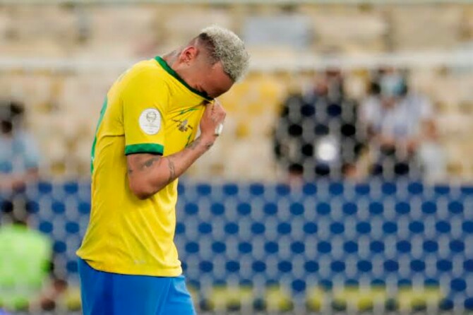 Penyerang Timnas Brasil, Neymar Jr tak bisa menahan tangisnya ketika timnya kalah lewat adu pinalti 2-4 dari Kroasia di babak 8 besar Piala Dunia 2022, Jumat (9/12/2022)
