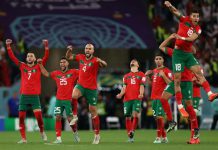 Pemain Timnas Maroko bersuka cita atas kemenangannya atas Portugal