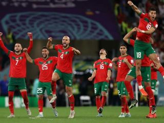 Pemain Timnas Maroko bersuka cita atas kemenangannya atas Portugal