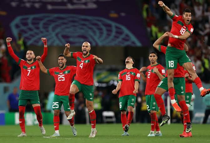 Pemain Timnas Maroko bersuka cita atas kemenangannya atas Portugal