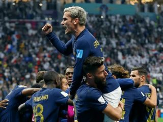 A Griezmann diangkat rekan setimnya ketika merayakan kemenangan atas Inggris 2-1 di Stadion Al Bayt, Minggu (11/12/2022). Dalam laga itu Griezmann memberikan dua assist yang dikonversi menjadi gol. (foto:google)