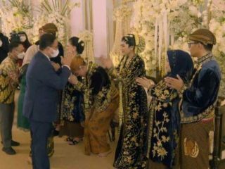 Anies saat menyalami kedua mempelai