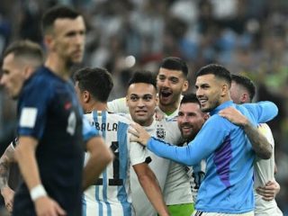 Pemain Timnas Argentina merayakan keberhasilannya