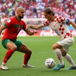Kapten Timnas Kroasia, Luka Modric berusaha melewati pemain Maroko dalam laga babak penyisihan grup beberapa hari lalu. Kedua tim kembali bertemu di perebutan tempat ketiga Piala Dunia 2022