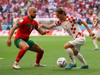Kapten Timnas Kroasia, Luka Modric berusaha melewati pemain Maroko dalam laga babak penyisihan grup beberapa hari lalu. Kedua tim kembali bertemu di perebutan tempat ketiga Piala Dunia 2022