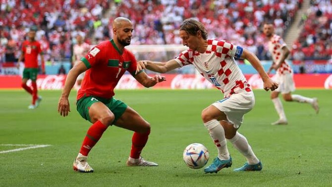 Kapten Timnas Kroasia, Luka Modric berusaha melewati pemain Maroko dalam laga babak penyisihan grup beberapa hari lalu. Kedua tim kembali bertemu di perebutan tempat ketiga Piala Dunia 2022