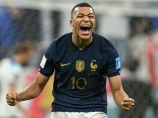 Penyerang Timnas Prancis, K Mbappe berpeluang menjadi top skor Piala Dunia 2022 . Pemain yang merumput di PSG ini telah mencetak lima gol