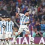 Pemain Timnas Argentina merayakan selebrasi atas keberhasilannya mengangkat Piala Dunia 2022