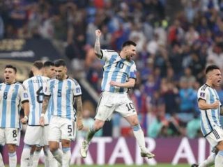 Pemain Timnas Argentina merayakan selebrasi atas keberhasilannya mengangkat Piala Dunia 2022