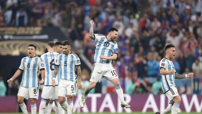 Pemain Timnas Argentina merayakan selebrasi atas keberhasilannya mengangkat Piala Dunia 2022