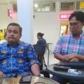 Kadis PU Kota Medan, Topan O Ginting didampingi Kabid Drainase Dinas PU Medan, Gibson saat ditemui wartawan